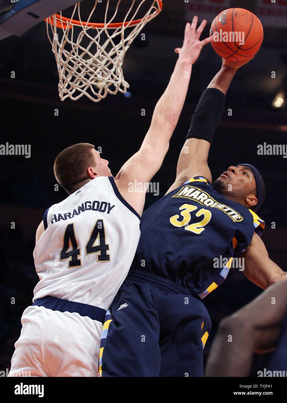 Marquette Golden Eagles Lazar Hayward versucht, den Ball über Notre Dame Fighting Irish Luke Harangody in der zweiten Hälfte in der Big East Basketball Meisterschaft zu Dunk im Madison Square Garden in New York City am 13. März 2008. (UPI Foto/John angelillo) Stockfoto