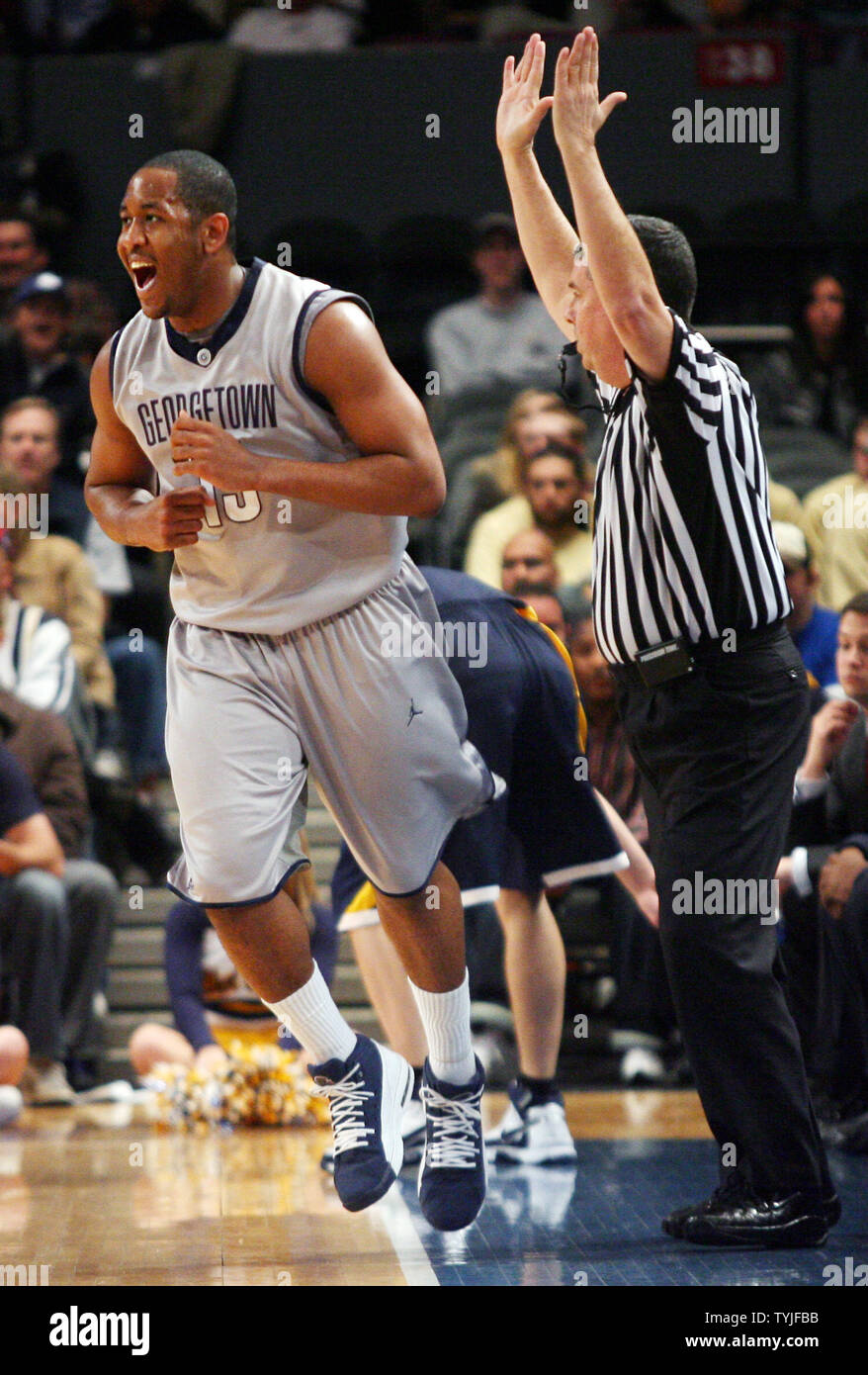Georgetown Hoyas Austin Freeman (15) reagiert, nachdem er einen Schuß mit 3 Punkten in der ersten Hälfte gegen die West Virginia Bergsteiger bei der Big East Basketball Championship im Madison Square Garden in New York City am 14. März 2008. (UPI Foto/John angelillo) Stockfoto