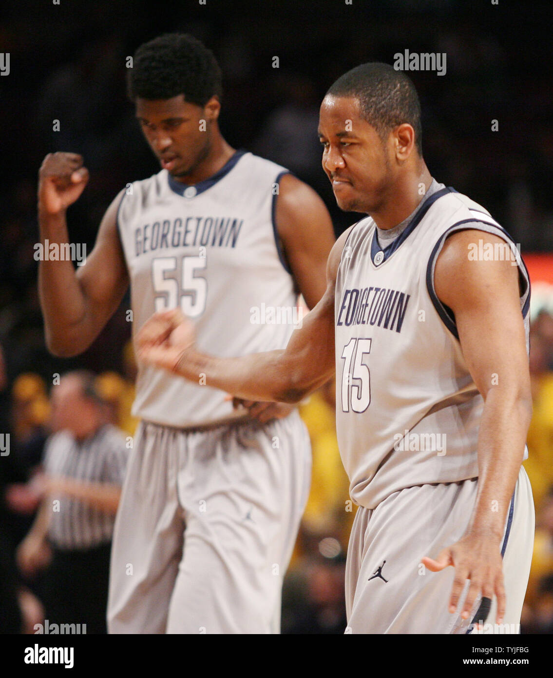 Georgetown Hoyas Austin Freeman (15) und Roy Hibbert Pumpe ihre Fäuste nach Freeman ein Schuß mit 3 Punkten in der ersten Hälfte gegen die West Virginia Bergsteiger bei der Big East Basketball Championship Hits im Madison Square Garden in New York City am 14. März 2008. (UPI Foto/John angelillo) Stockfoto