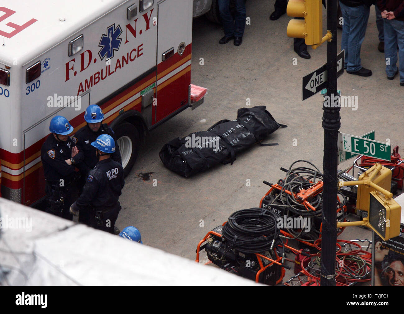 Ein body bag wartet, um einen Krankenwagen nach einer tödlichen Kran Unfall auf der 50th Street in New York City am 15. März 2008 durchgeführt werden. (UPI Foto/John angelillo). Stockfoto