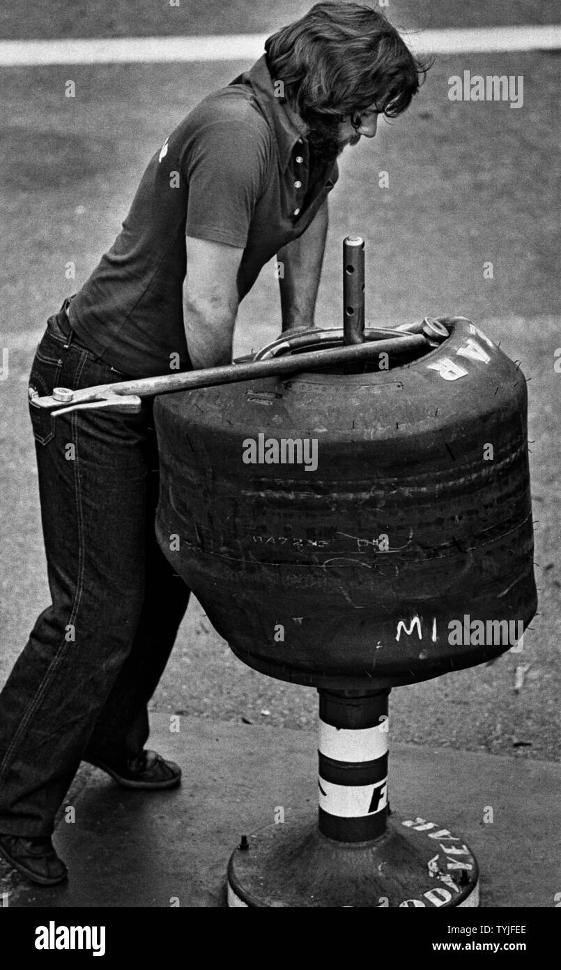 Reifenmechaniker Reifenwechsel von Hand. Anderstorp 1977 Stockfoto