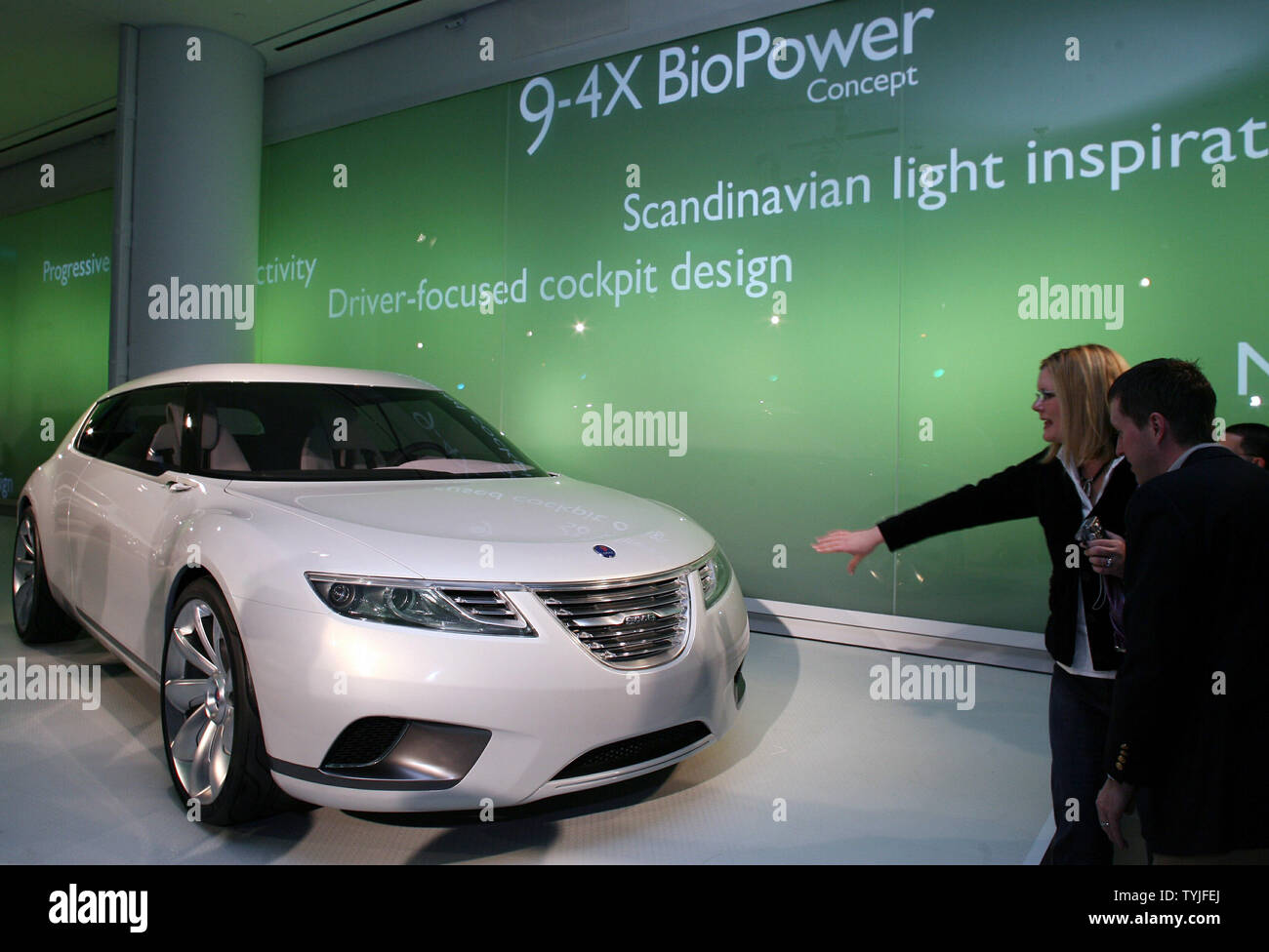 Gäste auf der Saab 9-X BioHybrid an den Autos Nordamerikanischen Debüt in New York City am 18. März 2008. (UPI Foto/John angelillo). Stockfoto