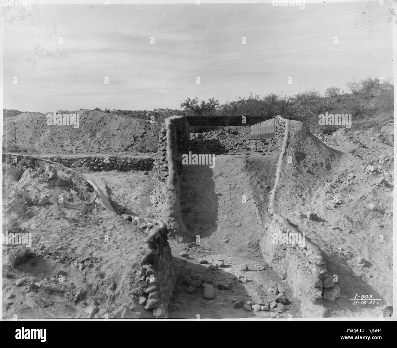 Salt River - mit Blick auf den Kanal von abgeschlossen 3' x 12' x 32' Redwood flume an Station 147 +80 (Kraft).; Umfang und Inhalt: Foto aus dem Band in einer Serie von Fotoalben Dokumentation der Bau von Roosevelt Dam, Stewart Dam, und damit verbundene Arbeiten auf der Salt River in Arizona. Stockfoto