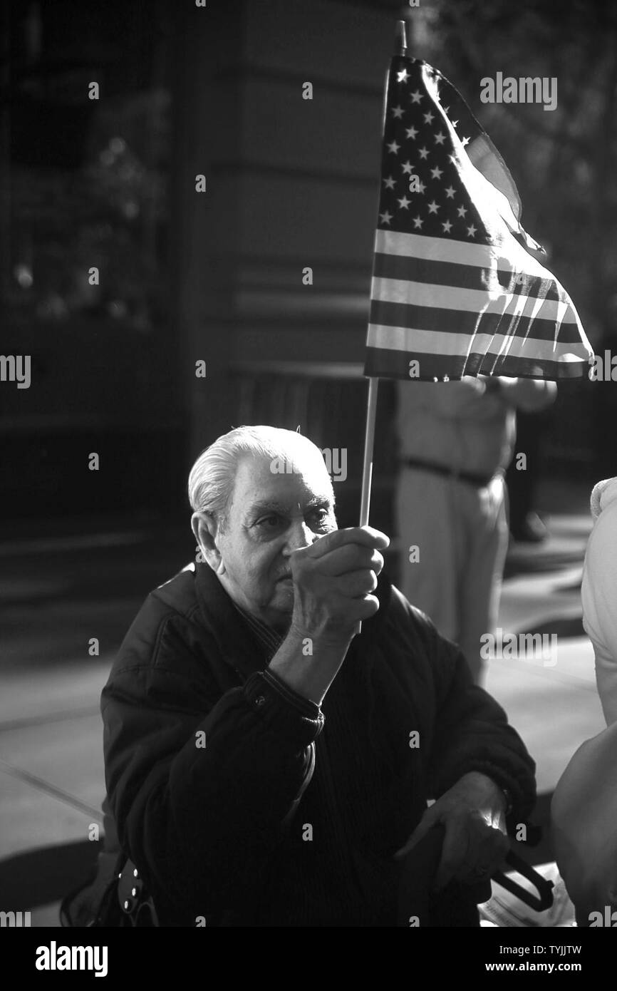 New Yorker und servicemembers; sowohl aktive und pensionierte, kamen zusammen, um sich zu erinnern, denen, die an das US-Militär gedient haben, während des jährlichen Veterans Day Parade in New York, N.Y., Nov. 11, 2016 und Ehren. Tausende von Fans gezeichnete 5th Avenue in Manhattan als mehrere Niederlassungen der bewaffneten Kräfte und Organisationen, die Veteranen um das Land Unterstützung in der Parade marschierten. Stockfoto