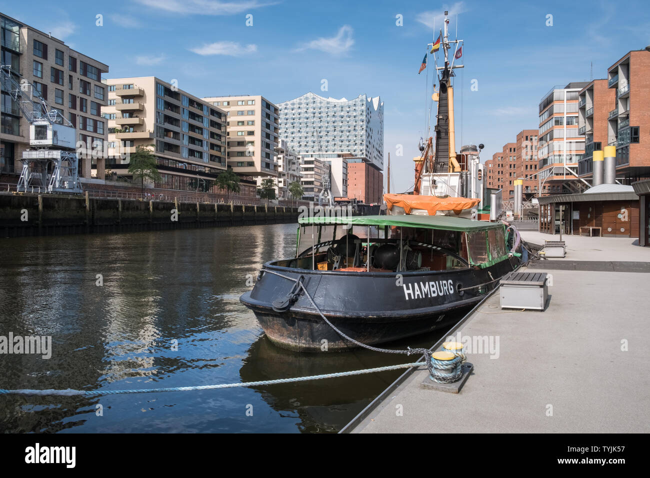 Blick auf den Sandtorhafen mit seiner Mischung aus moderner Architektur und Anlegeplatz für historische Boote, HafenCity, Hamburg, Deutschland. Stockfoto