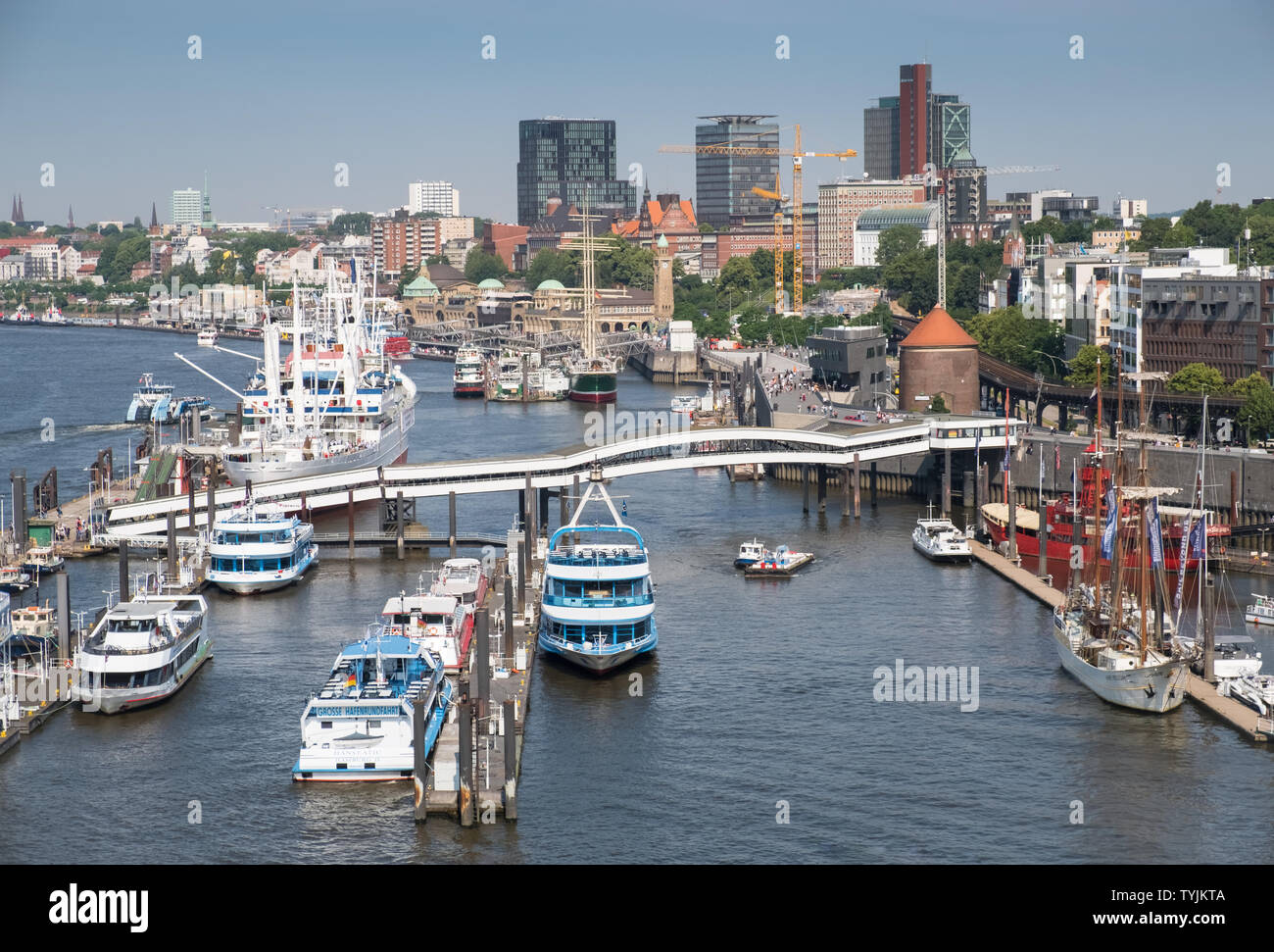 Erhöhten Blick auf die Boote und Gebäude der NorderElbe, Teil der Uferpromenade am Hamburg, Deutschland. Stockfoto