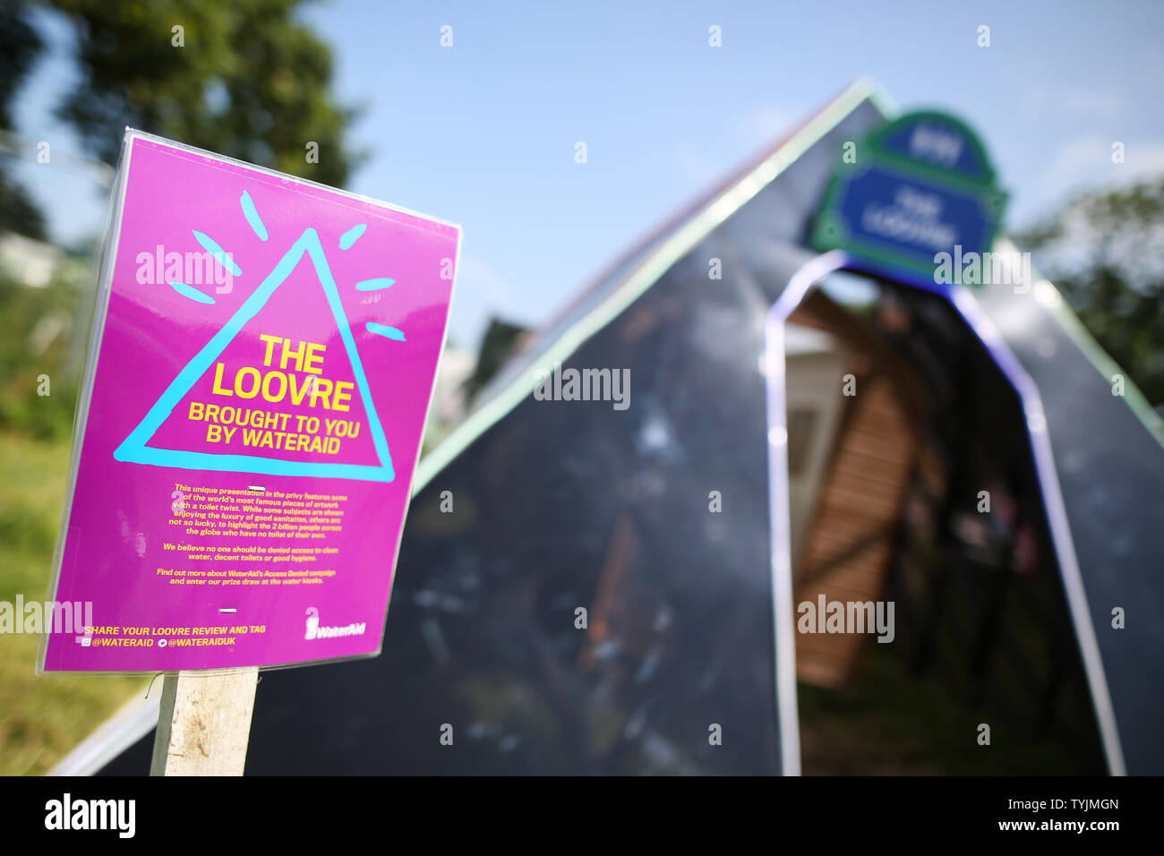 Die Loovre wc durch Wasser Hilfe auf dem Glastonbury Festival geschaffen, an würdige Bauernhof in Somerset. Die Galerie ist in einem Wc Duschkabine angezeigte berühmte Werke mit einem Twist. Stockfoto