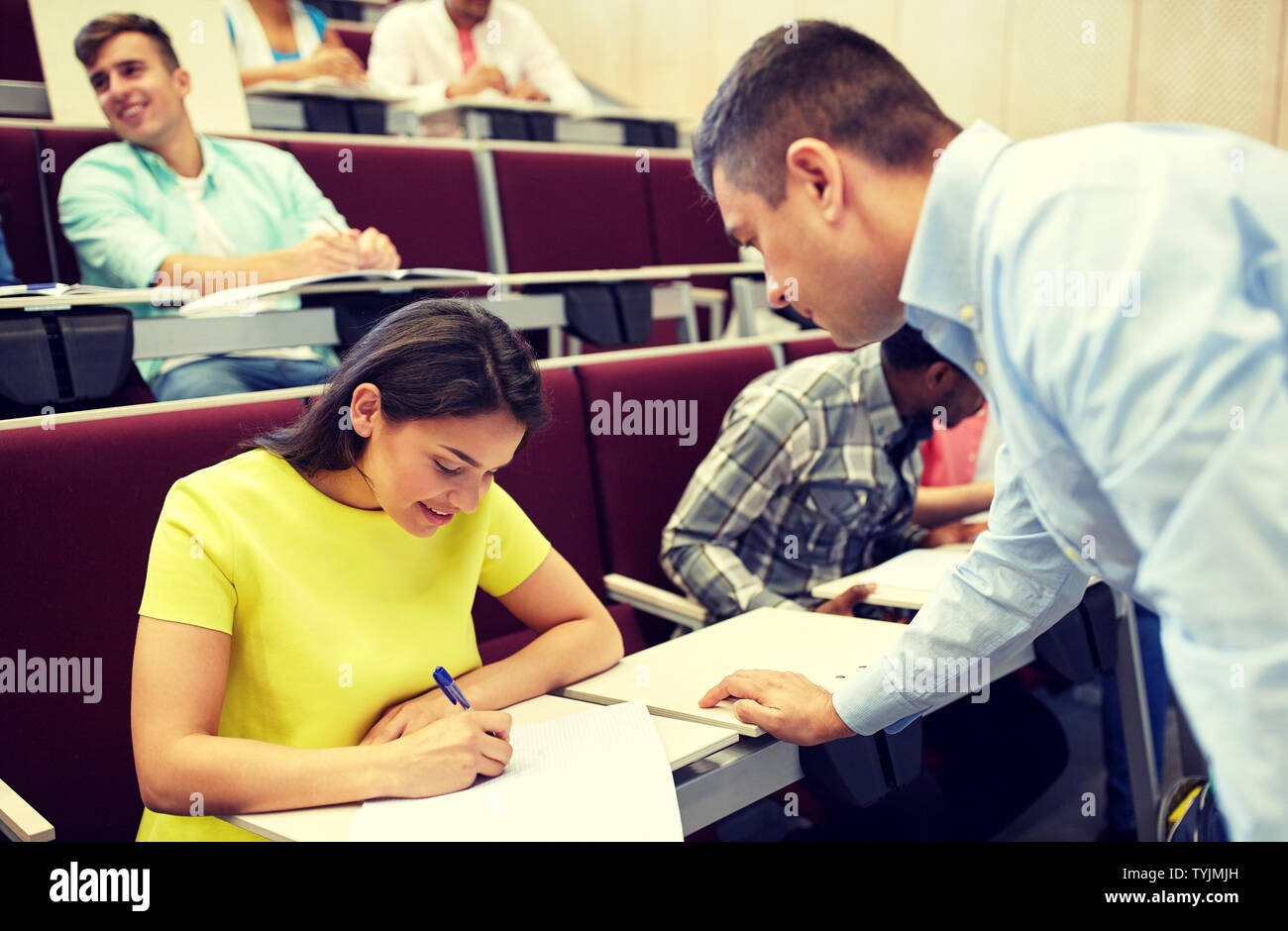 Gruppe von Schülern und Lehrer mit notebook Stockfoto