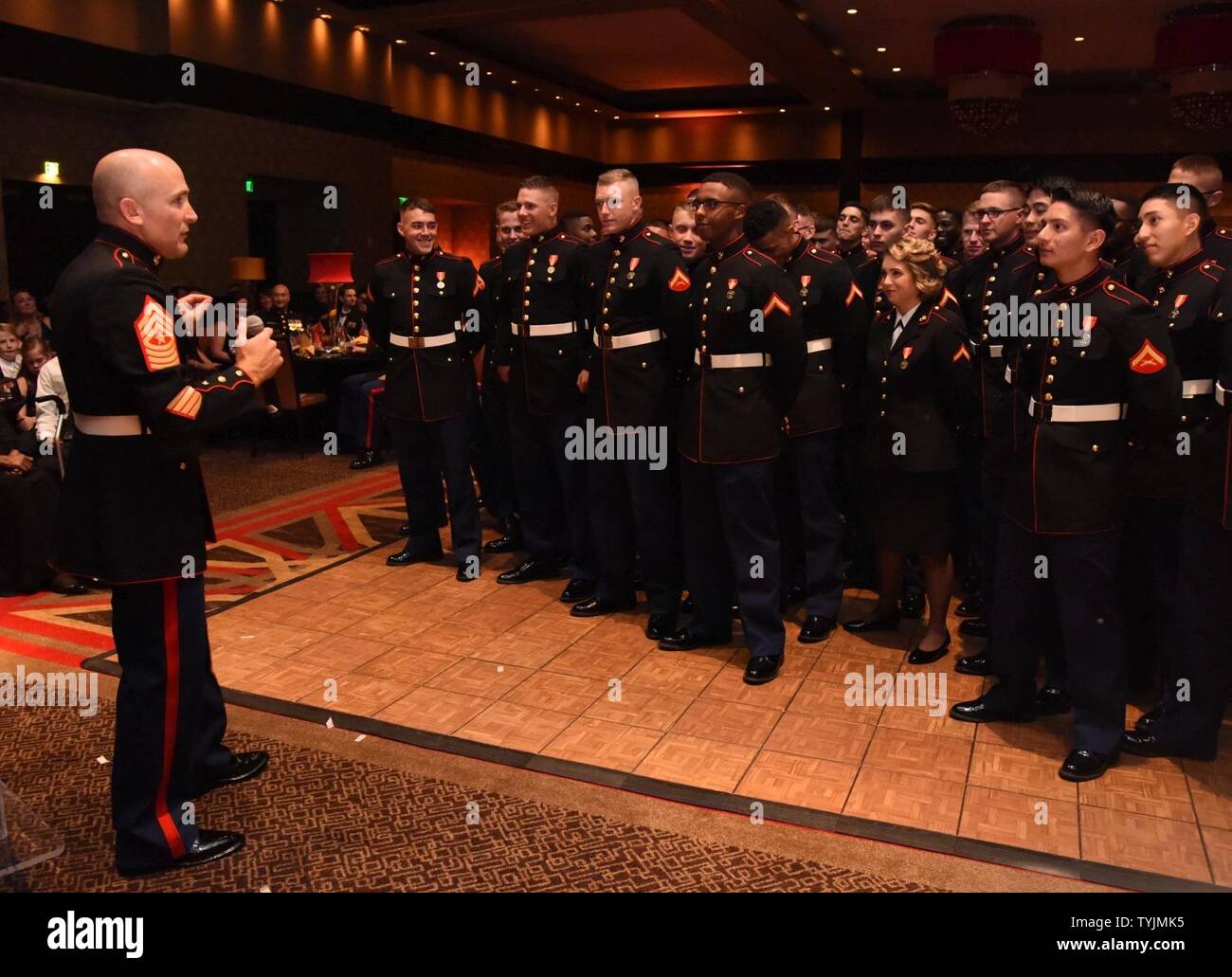 Sgt. Maj. Dustin Kazmar, Marine Aviation Logistics Squadron 11 squadron Sergeant Major, spricht mit Marines aus der Keesler Marine Distanz während der 241 Marine Corps Geburtstag Ball im Golden Nugget Casino Nov.11, 2016, in Biloxi, Fräulein Kazmar diente als Gastredner während der Veranstaltung. Mehr als 300 Mitglieder und Gäste nahmen an der Keesler MARDET-gehostete Veranstaltung. Stockfoto