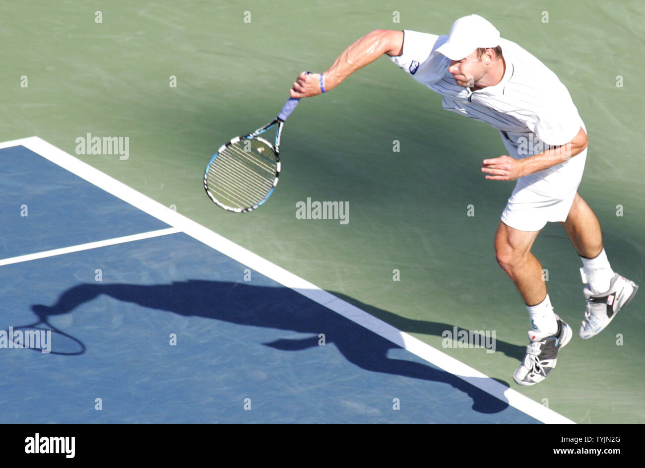 Andy Roddick, U.S.A, achte Samen, servesl zu Italiens Andreas Seppi in der zweiten dritten Runde Tätigkeit während der US Open Tennis Championship am US National Tennis Center am 31. August 2008 in Flushing Meadows, New York. (UPI Foto/Monika Graff) Stockfoto