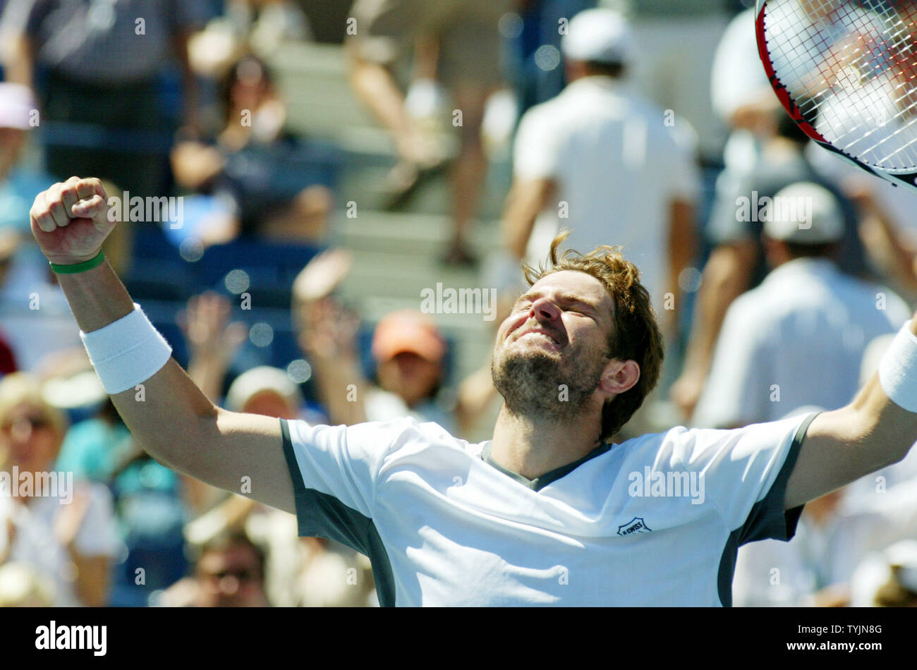 Mardy Fish der USA EIN, reagiert, nach dem Sieg über Frankreich Gael Monfils in drei Sätzen während der vierten Runde Aktion bei den US-Open Tennis Championship am US National Tennis Center am 1. September 2008 in Flushing Meadows, New York. Fisch gewonnen 7-5, 6-2, 6-2. (UPI Foto/Monika Graff) Stockfoto