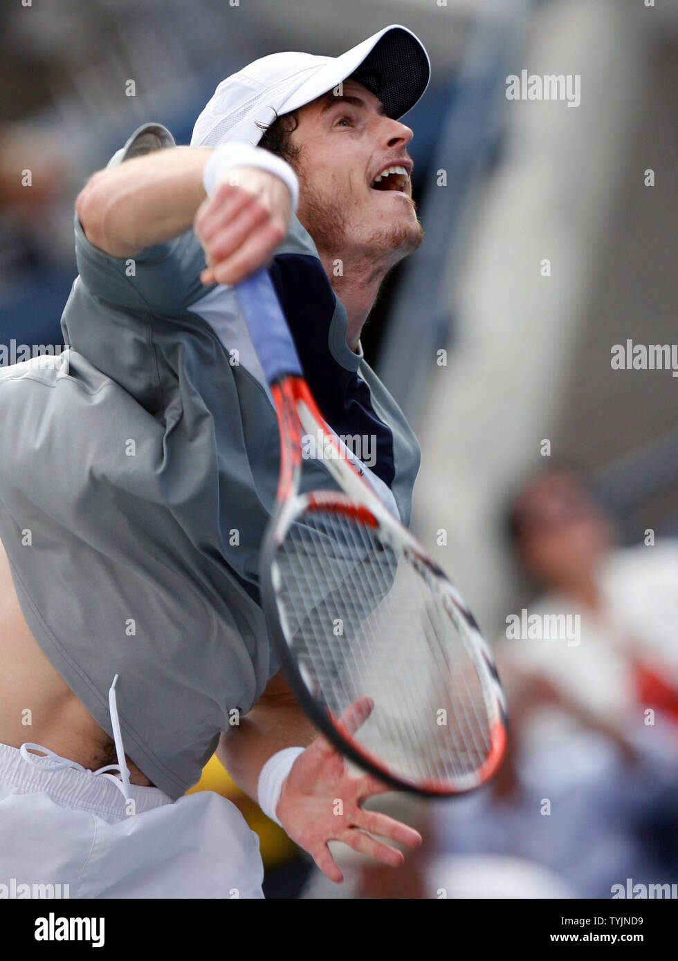 Andy Murray serviert in seinem Match gegen Juan Martin Del Potro an Tag 10 bei den US Open Tennis Meisterschaften an die US National Tennis Center in Flushing Meadows, New York am 3. September 2008. (UPI Foto/John angelillo) Stockfoto