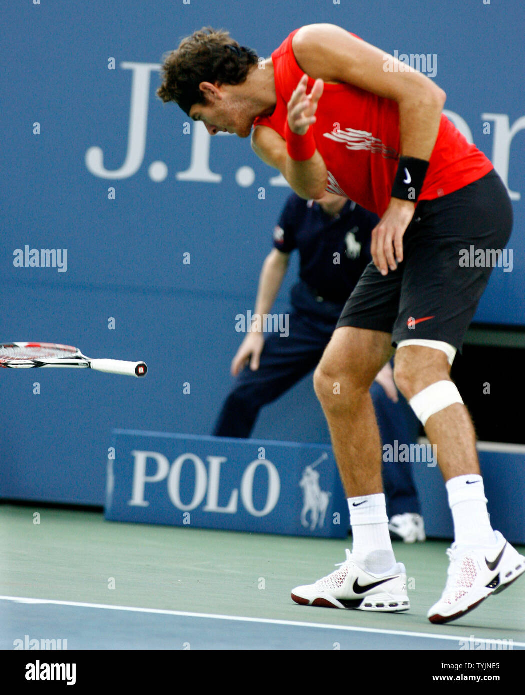 Juan Martin Del Potro aus Argentinien wirft seine raquette zu Boden, nachdem ein Spiel zu verlieren ist Großbritannien Andy Murray, 6. Saatgut, im dritten Satz ihres Viertelfinale Spiel bei US Open Tennis Championship am US National Tennis Center am 3. September 2008 in Flushing Meadows, New York. Murry gewann 7-6 (2), 7-6 (1), 4-6, 7-5. (UPI Foto/Monika Graff) Stockfoto Juan Martin Del Potro aus Argentinien wirft seine raquette zu Boden, nachdem ein Spiel zu verlieren ist Großbritannien Andy Murray, 6. Saatgut, im dritten Satz ihres Viertelfinale Spiel bei US Open Tennis Championship am US National Tennis Center am 3. September 2008 in Flushing Meadows, New York. Murry gewann 7-6 (2), 7-6 (1), 4-6, 7-5. (UPI Foto/Monika Graff) Stockfoto