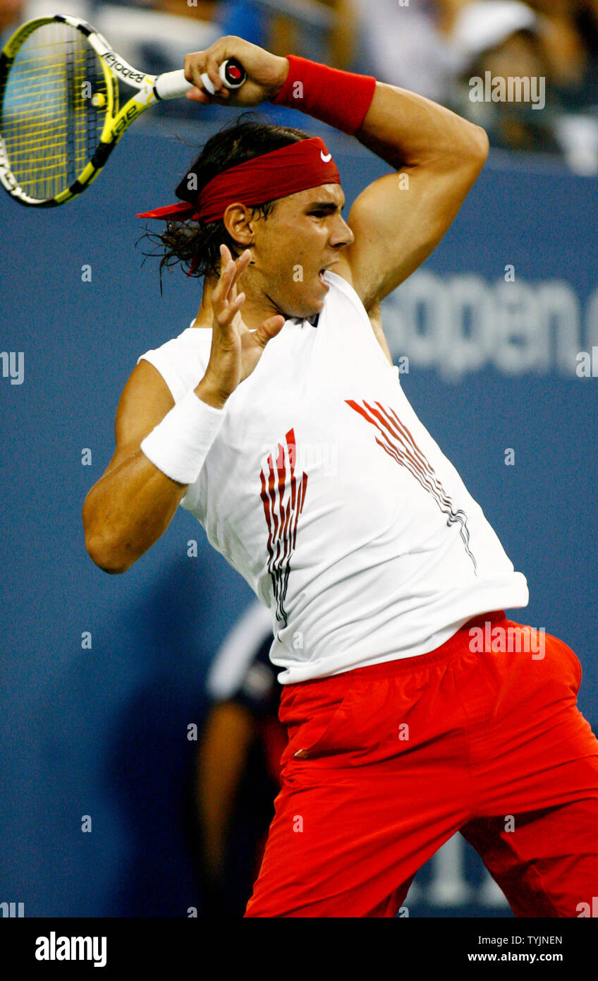 Der Spanier Rafael Nadal, erste Saatgut, gibt den Ball zu Mardy Fish der USA während ihrer Viertelfinale Spiel bei US Open Tennis Championship am US National Tennis Center am 3. September 2008 in Flushing Meadows, New York. (UPI Foto/Monika Graff) Stockfoto