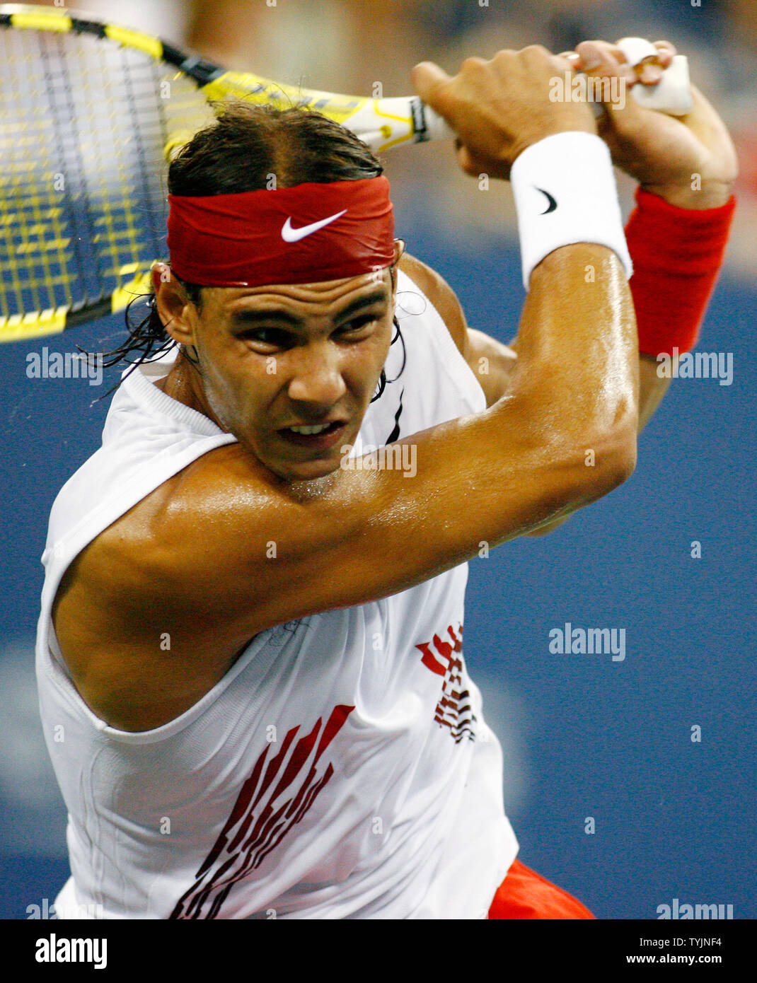 Der Spanier Rafael Nadal, erste Saatgut, gibt den Ball zu Mardy Fish der USA in den zweiten Satz während ihrer Viertelfinale Spiel bei den US Open Tennis Championship am US National Tennis Center am 3. September 2008 in Flushing Meadows, New York. (UPI Foto/Monika Graff) Stockfoto