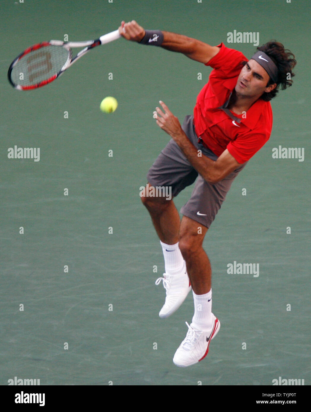 Roger Federer trifft im Final seine mens Match dienen gegen Andy Murray an Tag 15 bei den US Open Tennis Meisterschaften an die US National Tennis Center in Flushing Meadows, New York am 8. September 2008. (UPI Foto/John angelillo) Stockfoto