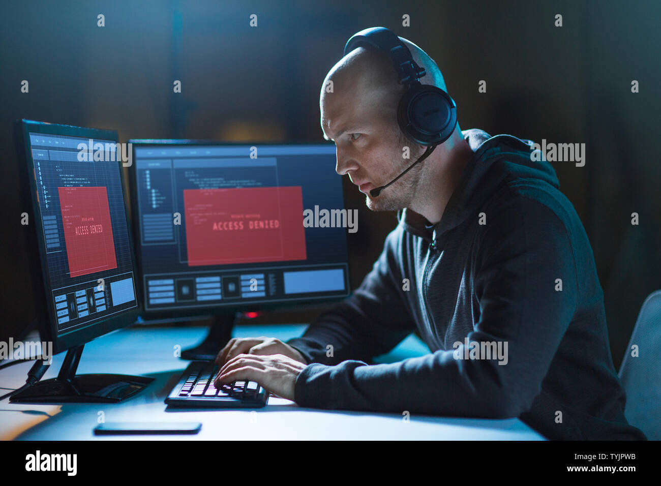 Hacker mit "Zugriff verweigert"-Meldungen auf Computern Stockfoto