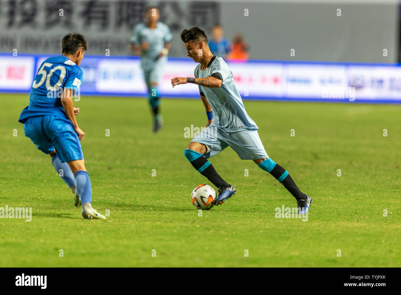 China-Latin America International Youth Football Freundschaft wundervolle Momente, Fußballplatz Athleten, Ballsportarten Stockfoto