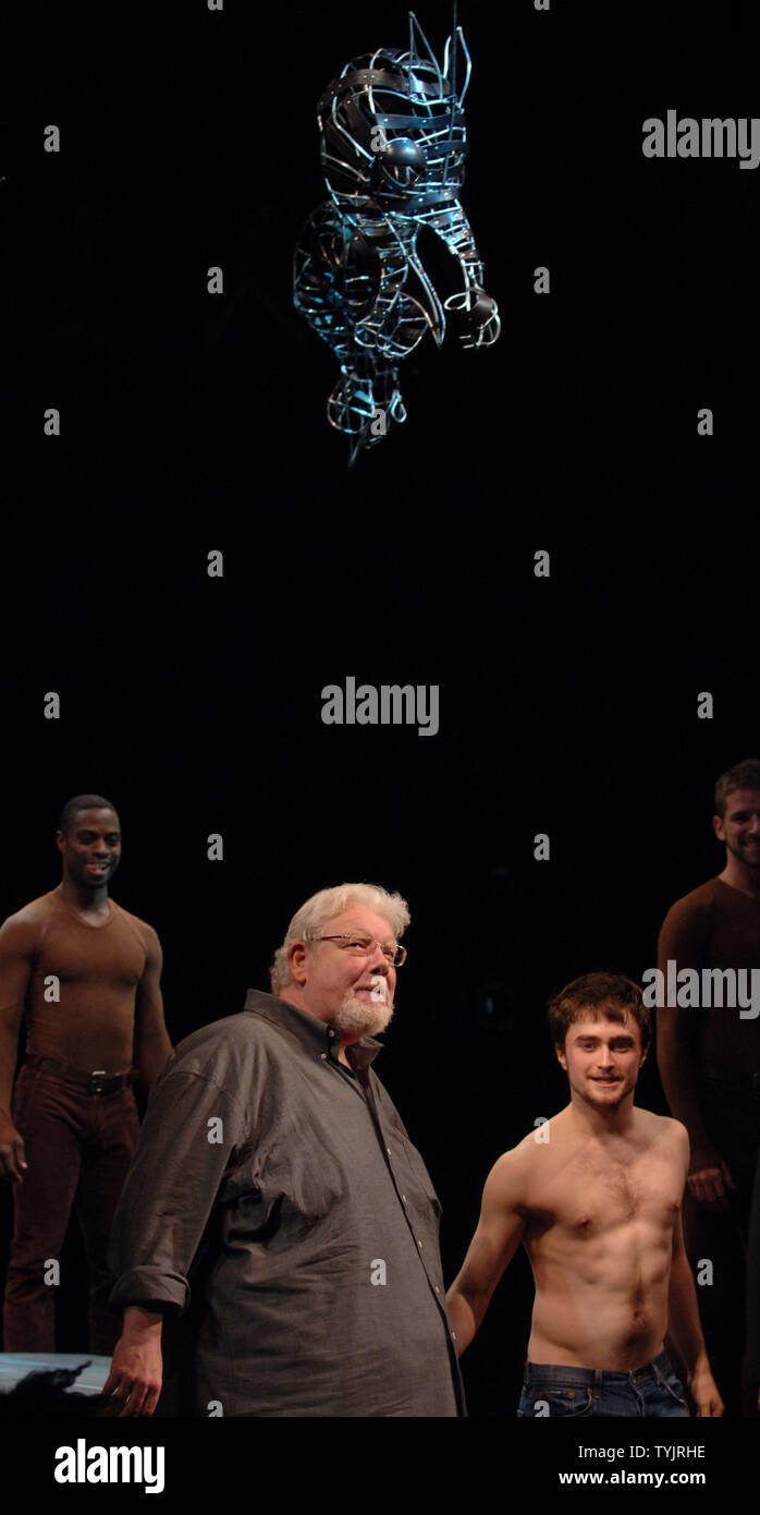 Schauspieler Richard Griffiths, Daniel Radcliffe (L, R) nehmen Ihre öffnung Nacht Curtain Call Bögen in der Wiederbelebung Broadway Produktion von Peter Shaffer play Equus am 25. September 2008. (UPI Foto/Ezio Petersen) Stockfoto