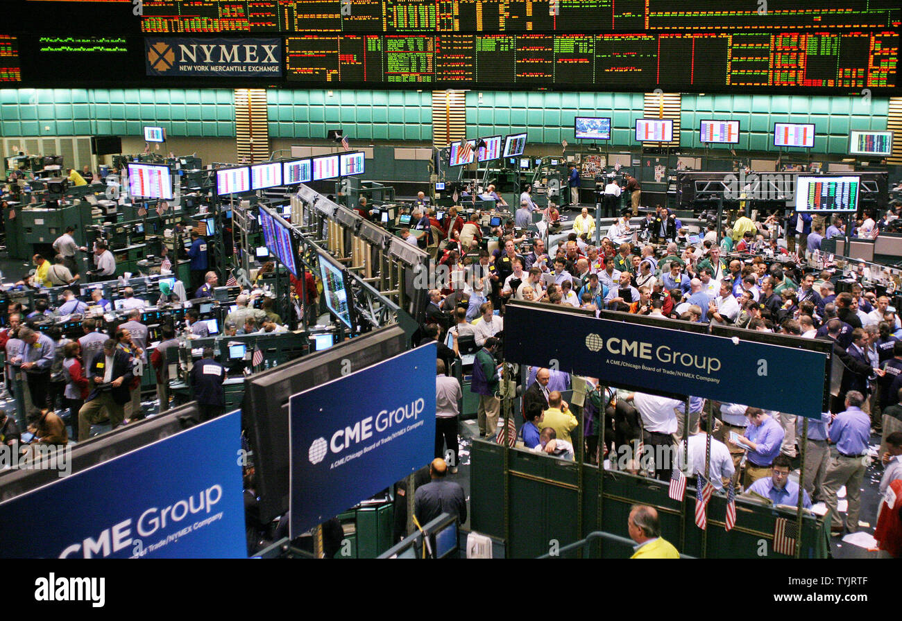 Der Handel erfolgt in der Öl Optionen Grube an der New York Mercantile Exchange als Ölpreise leicht ansteigen, um $ 98 pro Barrel, wie Ängste vor einem finanziellen Kollaps erleichtert den Tag nach der Dow über 770 Punkte am 30. September stolperten, 2008 in New York. Kongress stimmten gegen das Bestehen der $ 700 Mrd. Financial Market bailout Bill als Präsident George W. Bush den Gesetzgeber auf, bis mit Plan, der beide Seiten zustimmen können. (UPI Foto/Monika Graff) Stockfoto