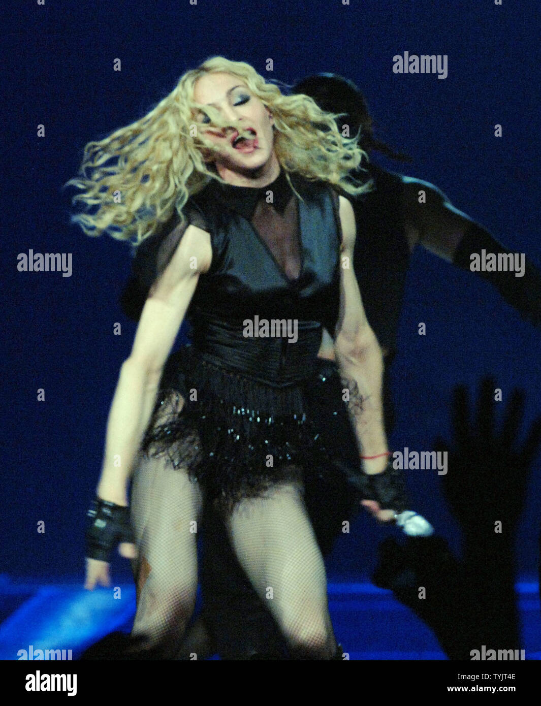 Madonna führt in ihrem 'Sticky und Süß" Tour findet im Madison Square Garden in New York City am 6. Oktober 2008. (UPI Foto/Ezio Petersen) Stockfoto