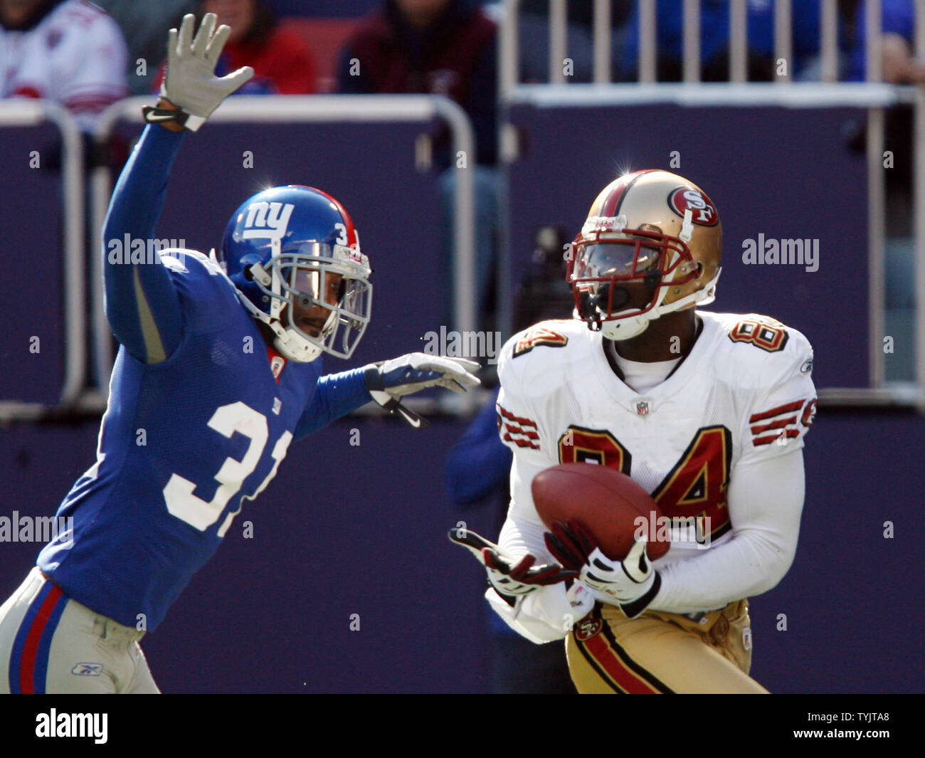 San Francisco 49ers Josh Morgan (84) fängt einen Touchdown Pass über New York Giants Aaron Ross im zweiten Quartal im Giants Stadium in East Rutherford, New Jersey am 19. Oktober 2008. (UPI Foto/John angelillo) Stockfoto