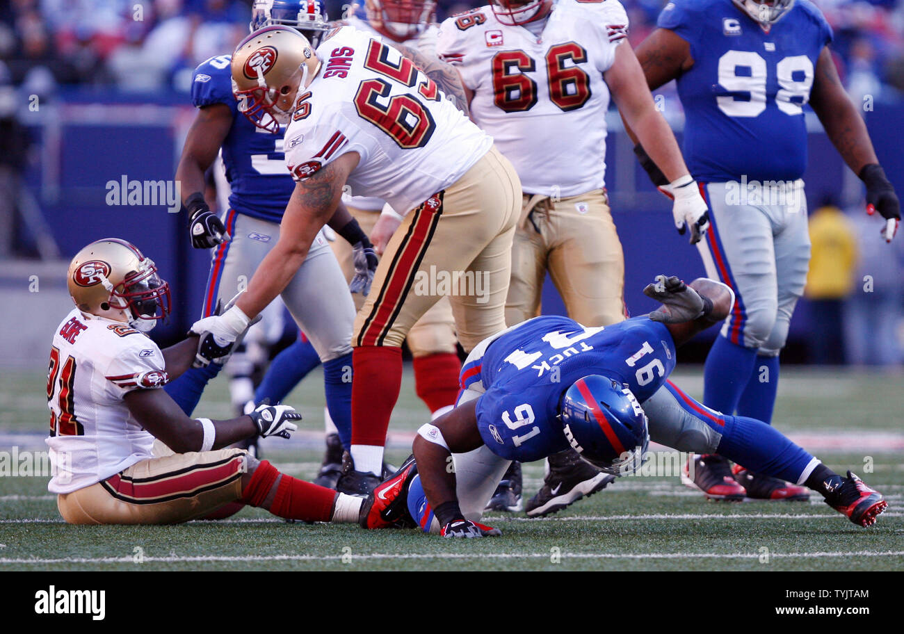 New York Giants Justin Tuck (91) reagiert, während San Francisco 49ers Barry Sims (65) hilft Frank Gore im vierten Quartal im Giants Stadium in East Rutherford, New Jersey am 19. Oktober 2008. Die Giants besiegten die 49ers 29-17. (UPI Foto/John angelillo) Stockfoto