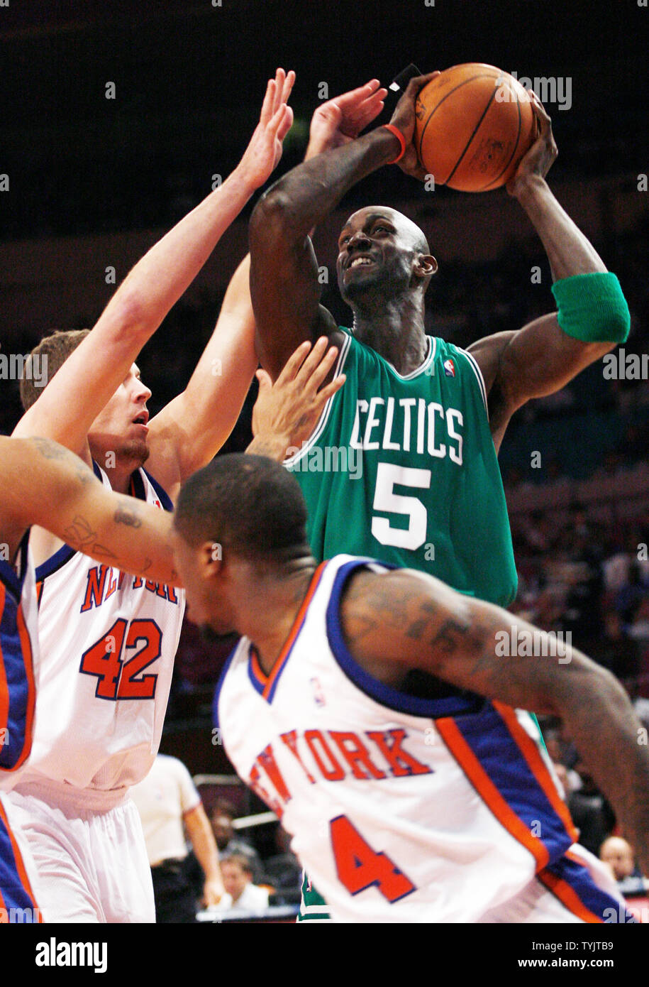 Boston Celtics Kevin Garnett (5) treibt den Korb über New York Knicks Nate Robinson (4) und David Lee (42) Im ersten Quartal im Madison Square Garden in New York City am 21. Oktober 2008. (UPI Foto/John angelillo) Stockfoto