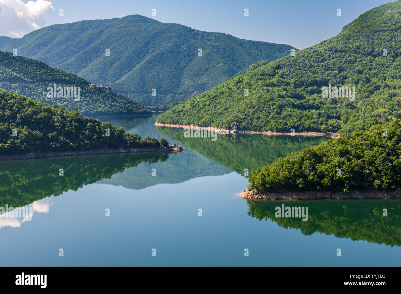 Ansicht der vacha Reservoir in der rhodepes Berge Bulgarien Sommer Reflexionen Stockfoto