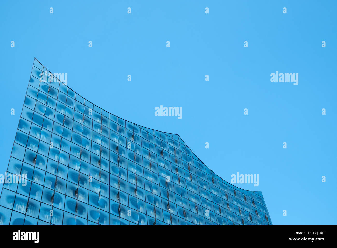 Elbphilharmonie (Elbphilharmonie), einem modernen Konzertsaal mit zeitgenössischer Architektur in der HafenCity, Hamburg, Deutschland. Stockfoto