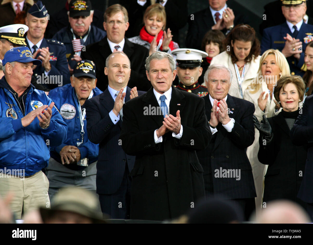 Präsident George W. Bush (C) und First Lady Laura Bush (R) die Veterans Day Zeremonie an Bord der Intrepid Sea, Air & Space Museum in New Yrok am 11. November 2008 teil. Bush auch Weihen den stillgelegten Weltkrieg ll Flugzeugträger nach ihrer zweijährigen Renovierung. (UPI Foto/Monika Graff) Stockfoto