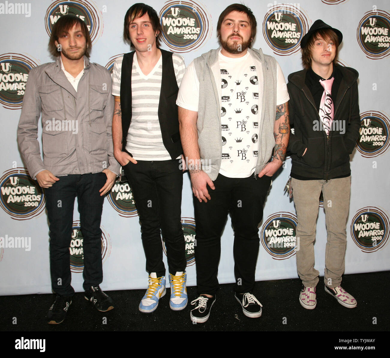 Rock Band die Braut trug Schwarz, Gewinner der besten Musik auf dem Campus Woodie Award, kommen an der mtvU Preisverleihung 2008 im Roseland Ballroom am 12. November 2008 in New York. Die Preise werden neue Musik Bands, die am besten durch die Hochschule Hörer abgestimmt wurden. (UPI Foto/Monika Graff) Stockfoto