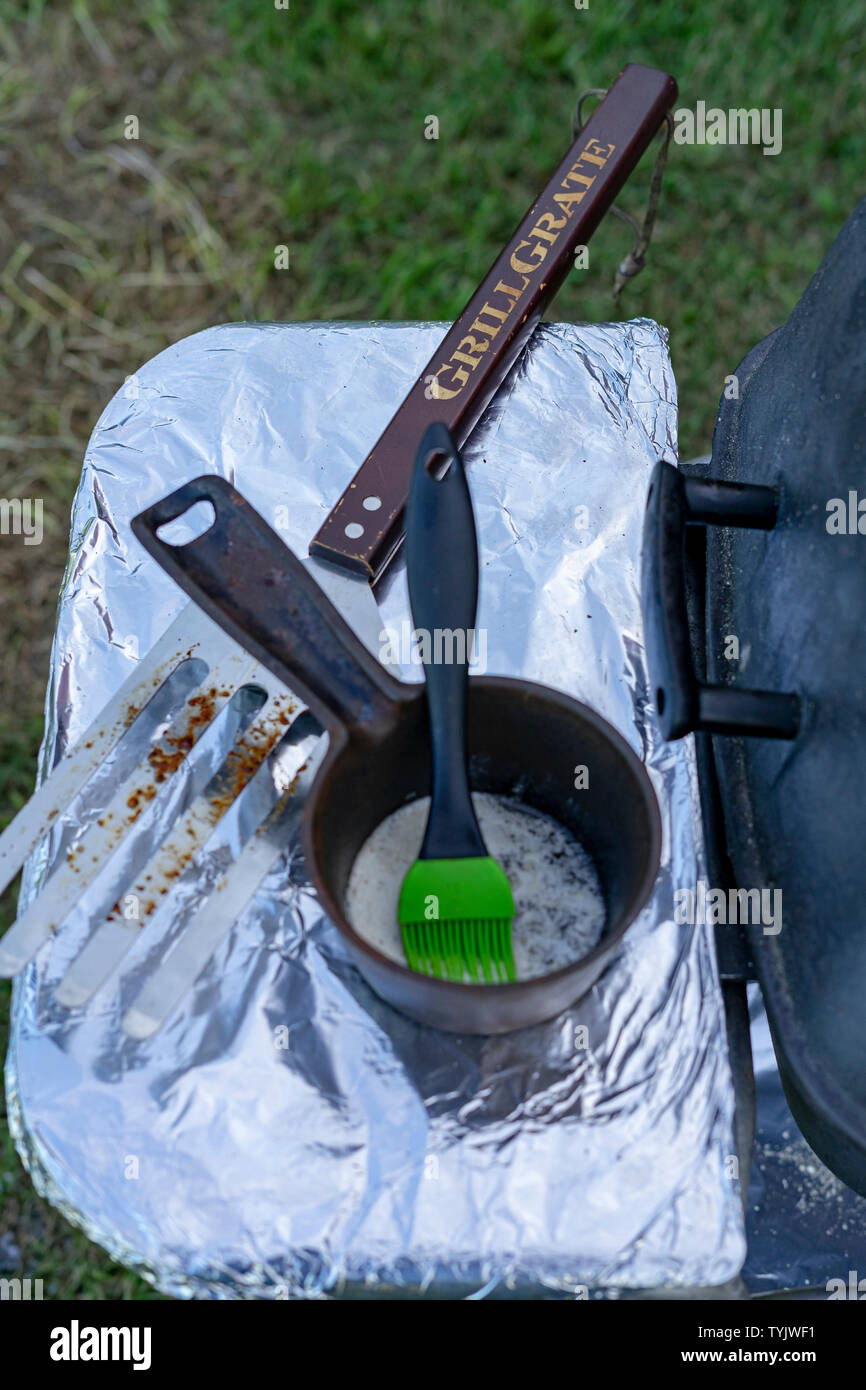 Eine gute Spachtel und einige Gewürze sind eine Voraussetzung für den Grill. Stockfoto