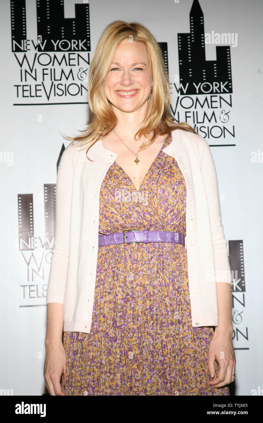 Schauspielerin Laura Linney kommt an der 28. jährlichen Muse Preisverleihung, wo sie ist im Waldorf-Astoria Hotel am 9. Dezember 2008 in New York geehrt zu werden. Die Auszeichnungen sind Teil des New Yorker Frauen in Film und Fernsehen Organisation, die die Förderung von Frauen in der Unterhaltungsindustrie unterstützt. (UPI Foto/Monika Graff) Stockfoto