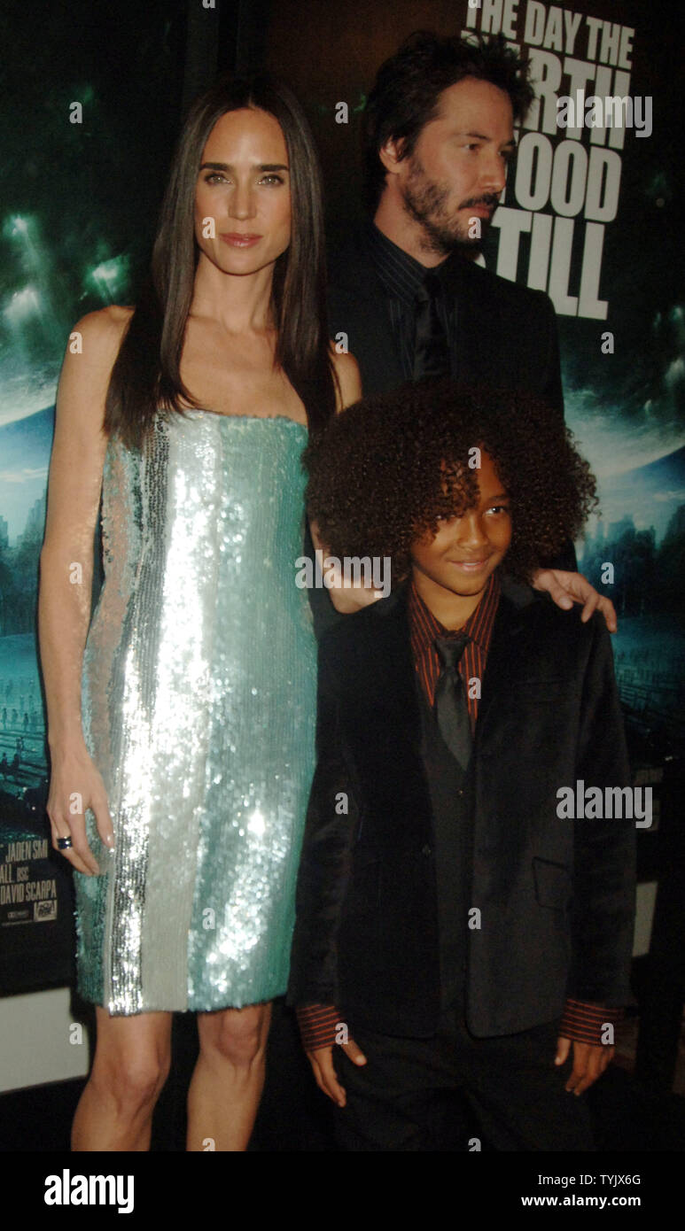 Schauspielerin Jennifer Connelly wirft mit Co-stars Jaden Smith (Sohn von Schauspieler Will Smith) und Keanu Reeves (L, R) An der New York Premiere von ihren neuen Film "der Tag, an dem die Erde stillstand" im AMC Loews Lincoln Square Theater in New York am 9. Dezember 2008. (UPI Foto/Ezio Petersen) Stockfoto