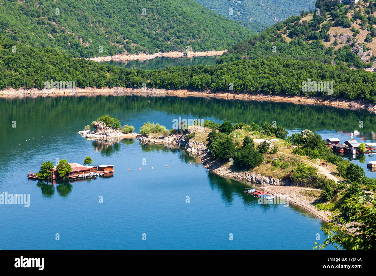 Ansicht der vacha Reservoir in der rhodepes Berge Bulgarien Sommer Reflexionen und Fischzucht Stockfoto