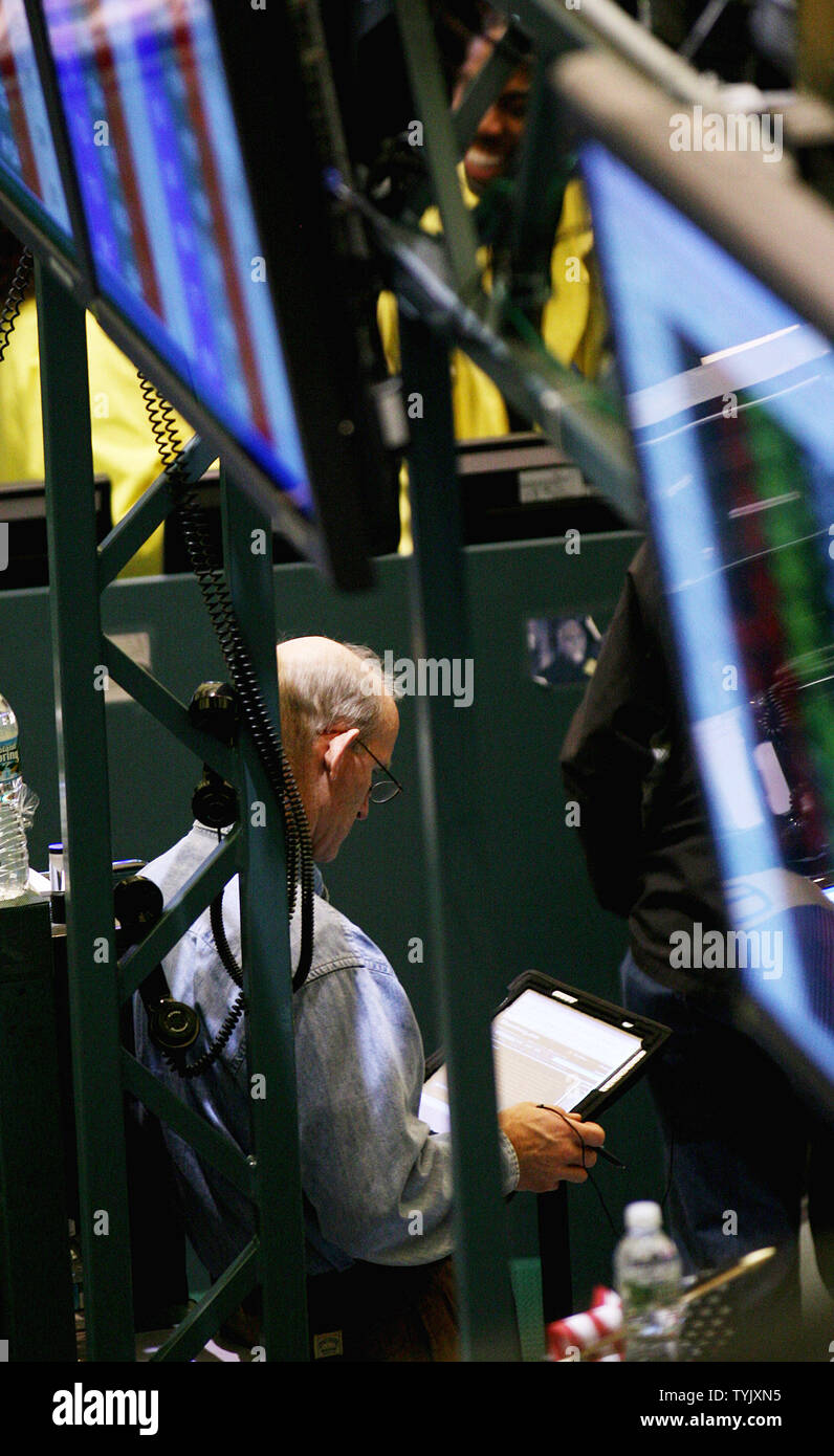 Ein Händler Studien seine Zwischenablage an der New York Mercantile Exchange als Ölhandel unteren Trotz der Kämpfe im Nahen Osten am 30. Dezember 2008 in New York City. (UPI Foto/Monika Graff) Stockfoto
