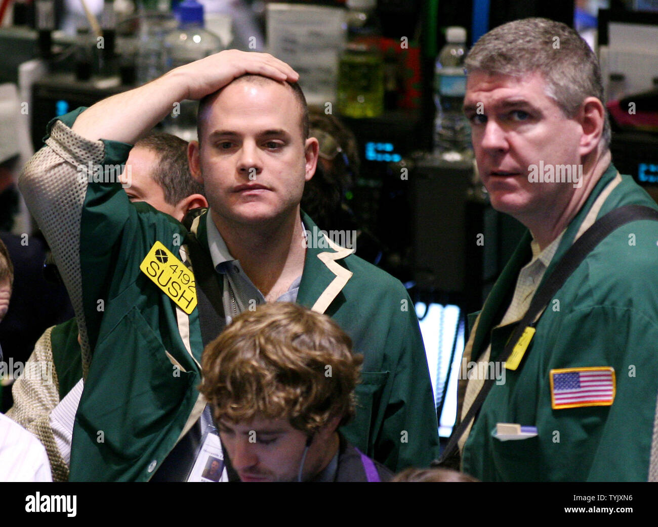Der Handel erfolgt in der Öl Optionen Grube an der New York Mercantile Exchange als Ölhandel unteren Trotz der Kämpfe im Nahen Osten am 30. Dezember 2008 in New York City. (UPI Foto/Monika Graff) Stockfoto
