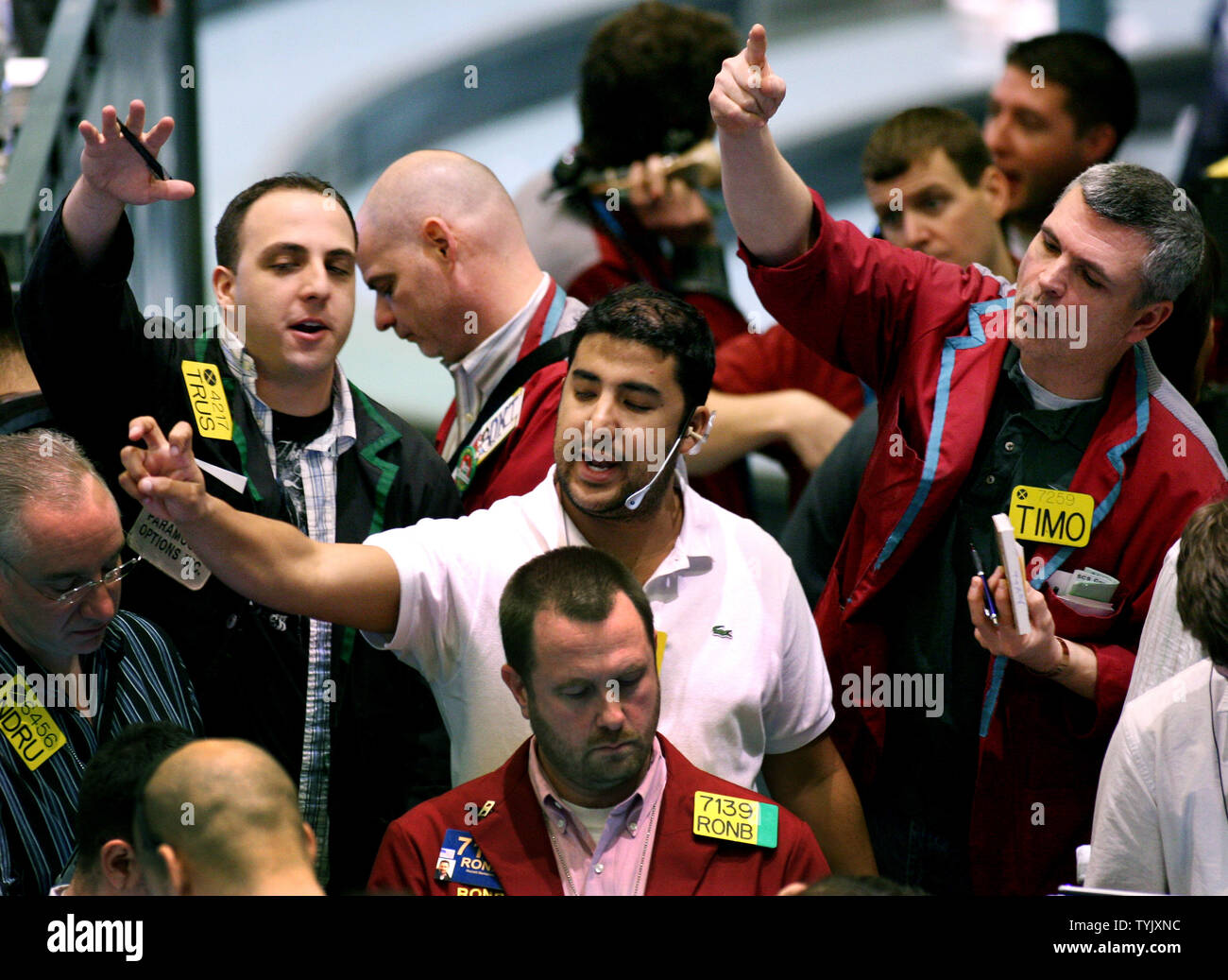 Der Handel erfolgt in der Öl Optionen Grube an der New York Mercantile Exchange als Ölhandel unteren Trotz der Kämpfe im Nahen Osten am 30. Dezember 2008 in New York City. (UPI Foto/Monika Graff) Stockfoto