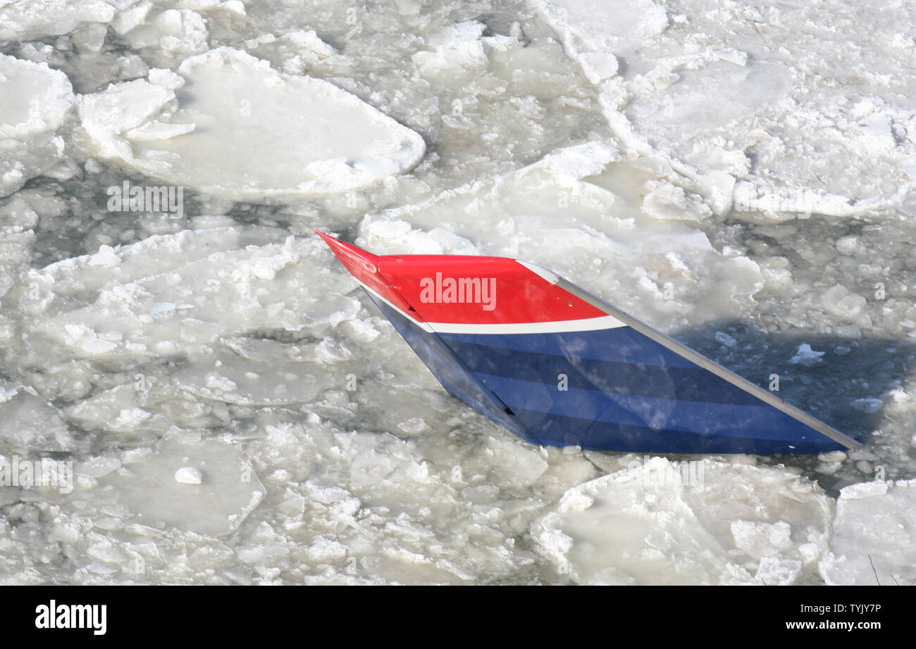 Der Schwanz des US-Flugzeug Airways ist in der eisigen Hudson River aus gesehen, nach der Ebene eine Notlandung in den Fluss vor zwei Tagen, am 17. Januar 2009 in New York. Die eisigen Bedingungen verzögerte einen Plan, um die Ebene von der Hudson River zu entfernen. (UPI Foto/Monika Graff) Stockfoto