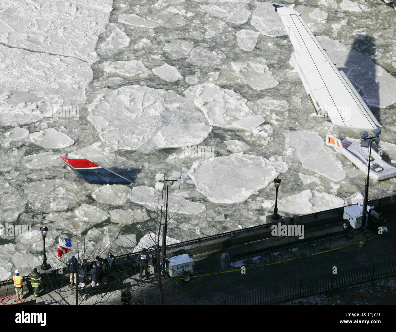 Der Schwanz des US-Flugzeug Airways ist in der eisigen Hudson River aus gesehen, nach der Ebene eine Notlandung in den Fluss vor zwei Tagen, am 17. Januar 2009 in New York. Die eisigen Bedingungen verzögerte einen Plan, um die Ebene von der Hudson River zu entfernen. (UPI Foto/Monika Graff) Stockfoto