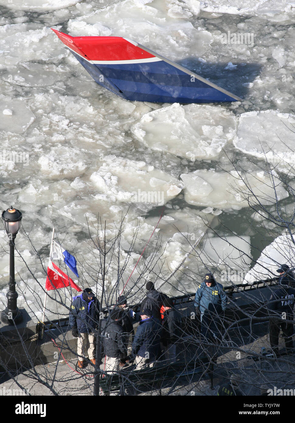 Der Schwanz des US-Flugzeug Airways ist in der eisigen Hudson River aus gesehen, nach der Ebene eine Notlandung in den Fluss vor zwei Tagen, am 17. Januar 2009 in New York. Die eisigen Bedingungen verzögerte einen Plan, um die Ebene von der Hudson River zu entfernen. (UPI Foto/Monika Graff) Stockfoto