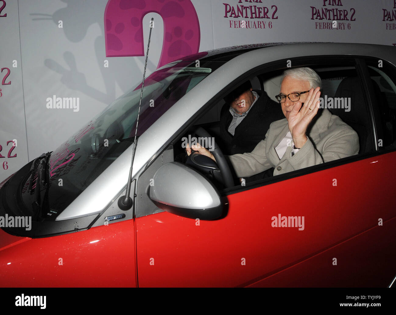 Schauspieler Steve Martin fährt in die New Yorker Premiere seines Films "The Pink Panther 2' im Ziegfeld Theatre am 3. Februar 2009. (UPI Foto/Ezio Petersen) Stockfoto