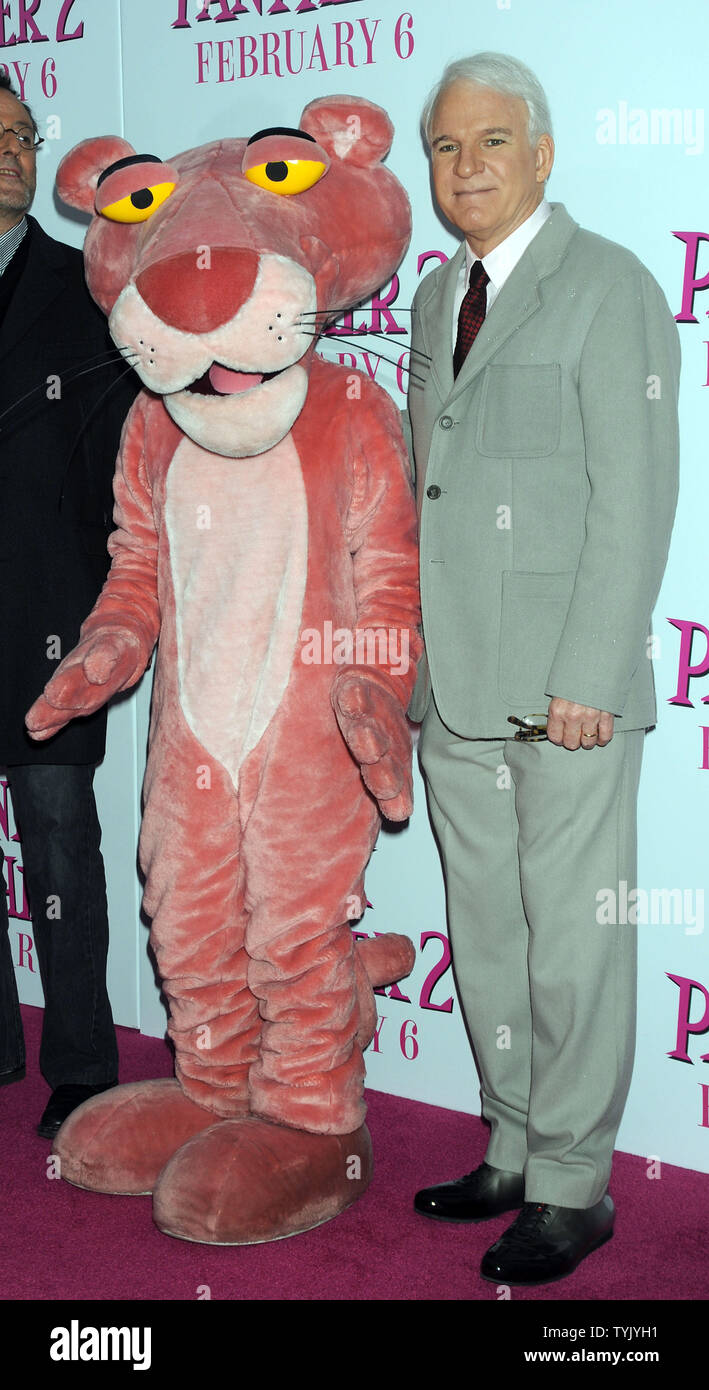 Schauspieler Steve Martin grüsst die Pink Panther, während die New York Premiere ihres Films "The Pink Panther 2" an der Ziegfeld Theater Besuch am 3. Februar 2009. (UPI Foto/Ezio Petersen) Stockfoto