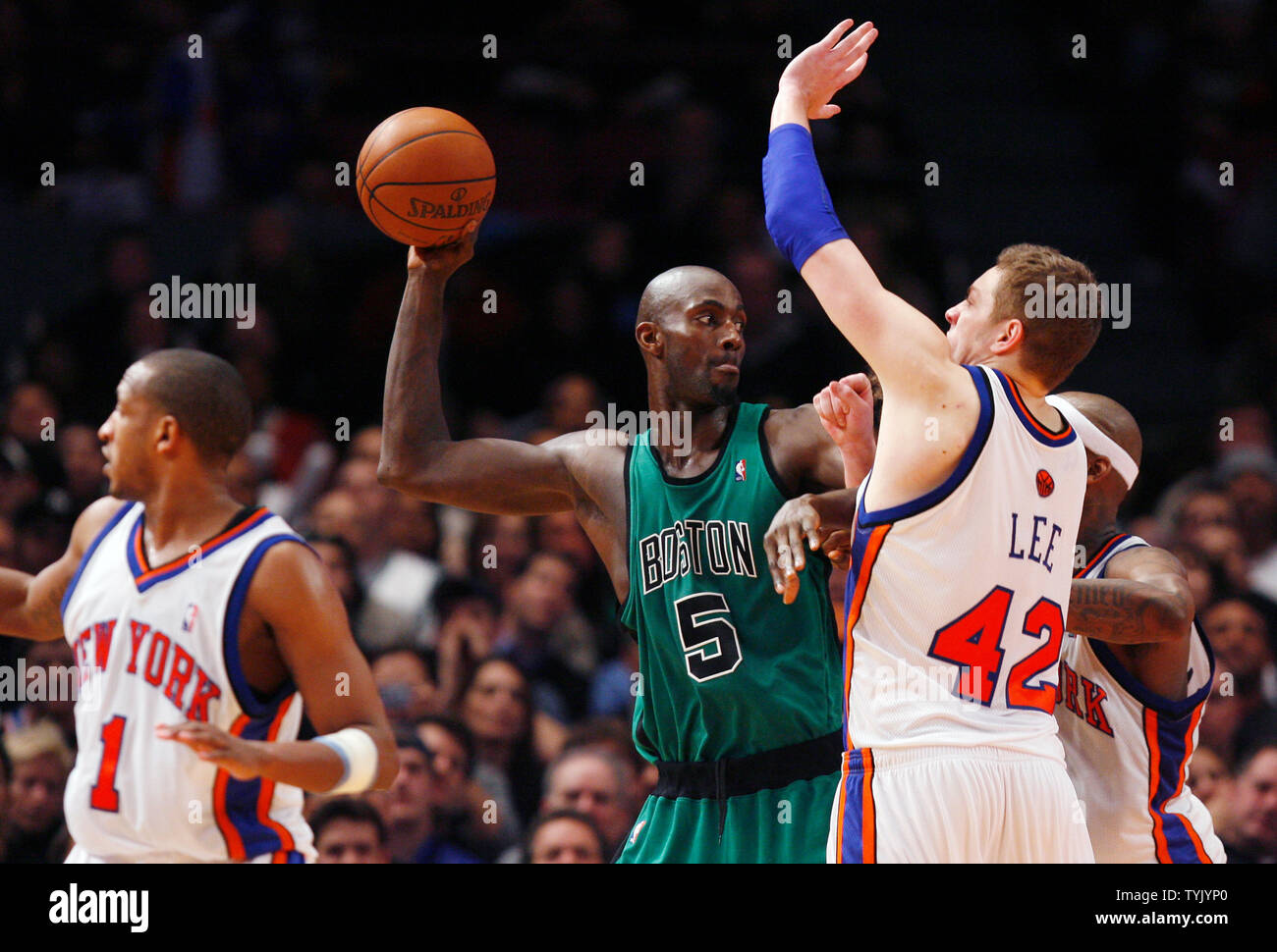 Boston Celtics Kevin Garnett (5) sieht zwar Tripple durch New York Knicks David Lee, Al Harrington und Chris Duhon (1) Im vierten Quartal teamed im Madison Square Garden in New York City am 6. Februar 2009. Die Celtics besiegt die Knicks 110-100. (UPI Foto/John angelillo) Stockfoto