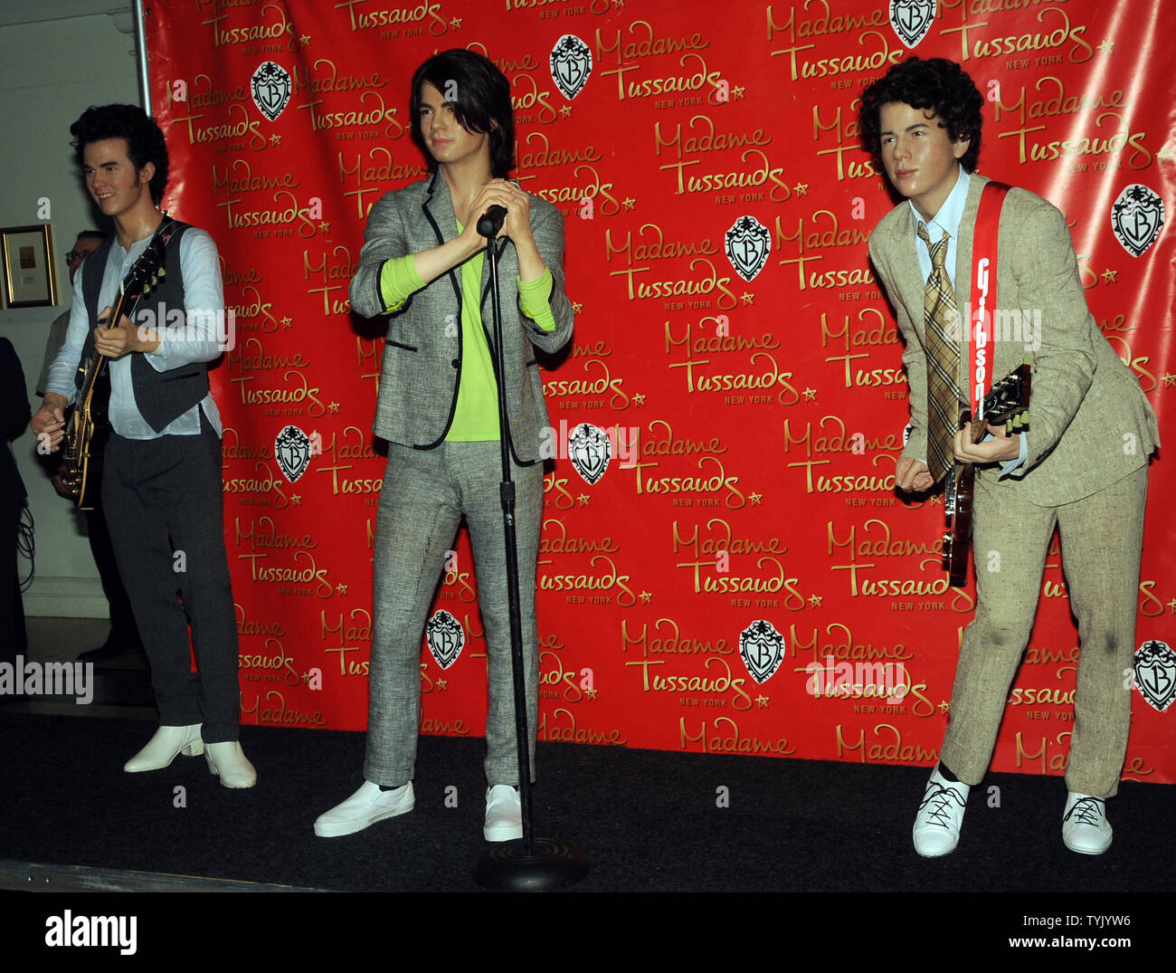 Die Jonas Brothers: Kevin, Joe und Nick (L und R) Wachs Gleichnis vorgestellt bei Madame Tussauds in New York am 12. Februar 2009. (UPI Foto/Ezio Petersen) Stockfoto