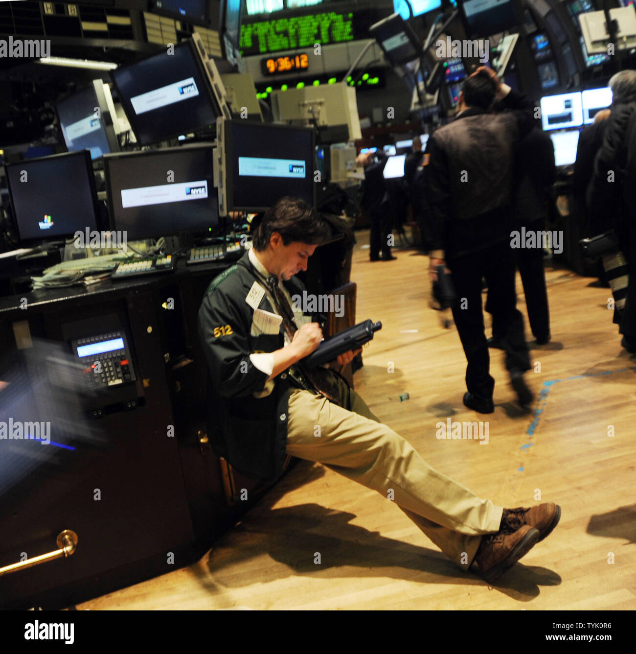 Ein Stock Trader arbeitet an der New York Stock Exchange am 24. Februar 2009 in New York. Märkte geöffnet heute nach einem starken Rückgang, näherte sich, 12-Jahr Tiefen und wie Berichte zeigen einen deutlichen Rückgang im Monat Februar in der Wirtschafts-, das Vertrauen der Verbraucher höher. (UPI Foto/Ezio Petersen) Stockfoto