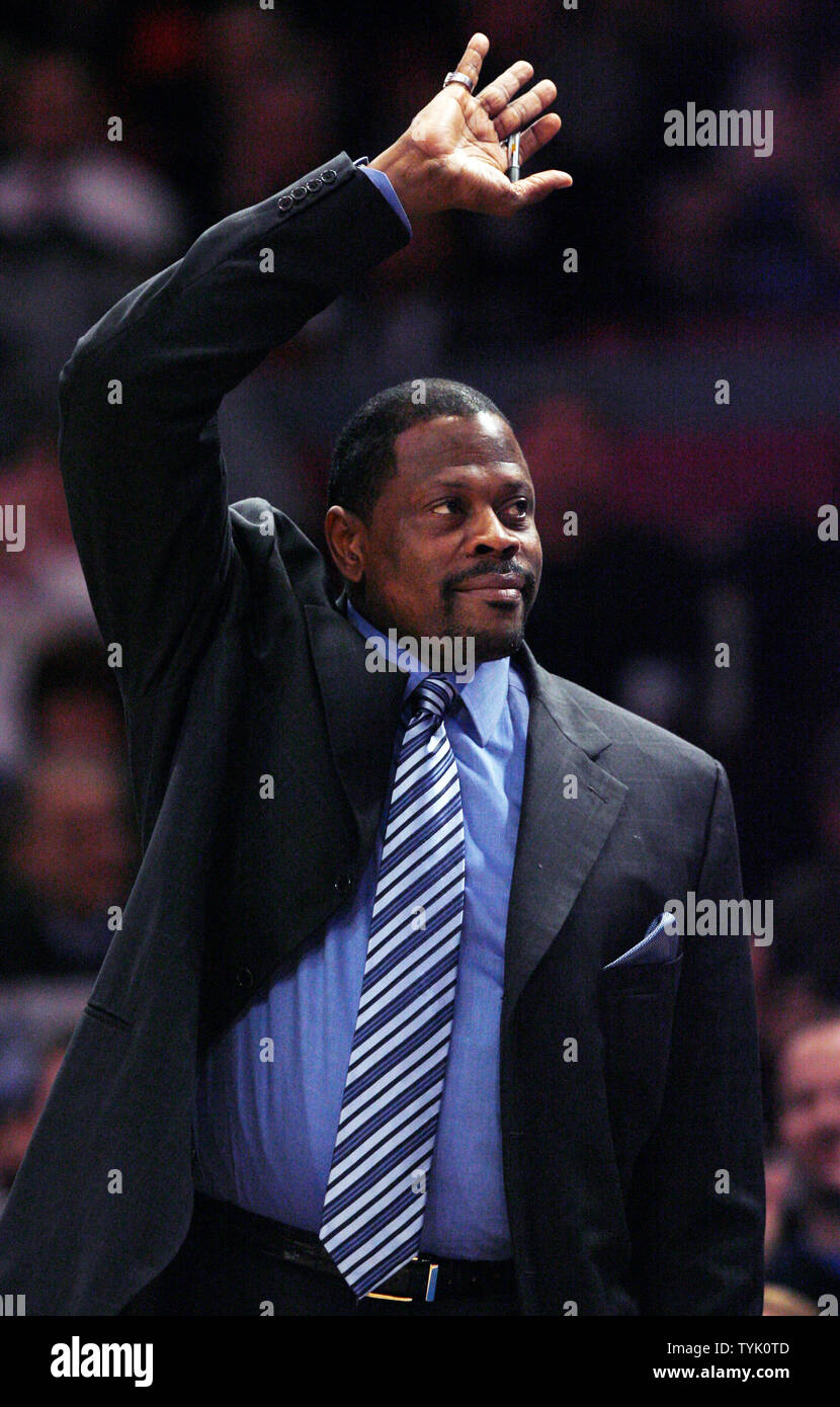 Orlando Magic, Assistant Coach Patrick Ewing reagiert auf die New York Knicks Fans im Madison Square Garden in New York City am 25. Februar 2009 (UPI Foto/John angelillo) Stockfoto