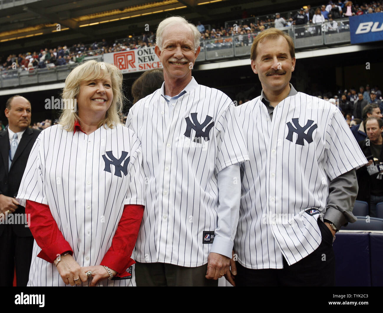 Doreen Welch, Captain Chesley Sullenberger von Ully' und Jeffrey Skyles stand auf dem Feld vor der New York Yankees die Chicago Cubs im Yankee Stadium in New York City am 4. April 2009 spielen. (UPI Foto/John angelillo) Stockfoto