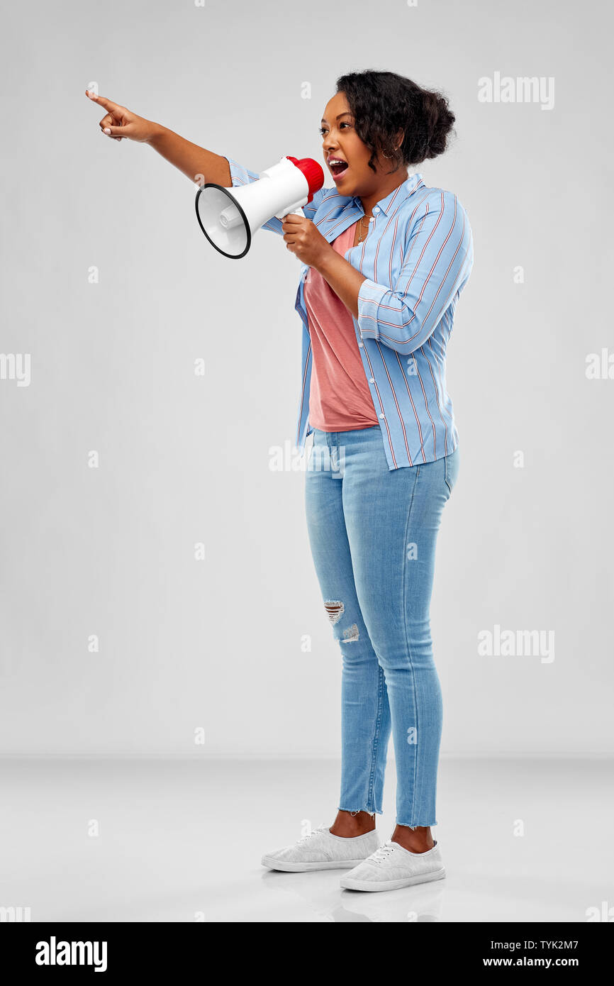 Afrikanische amerikanische Frau über grauer Hintergrund Stockfoto